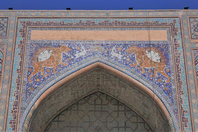 入口のアーチに小鹿を追うライオンと人面の日輪が描かれているとのことですが、ライオンというよりトラに見えます。