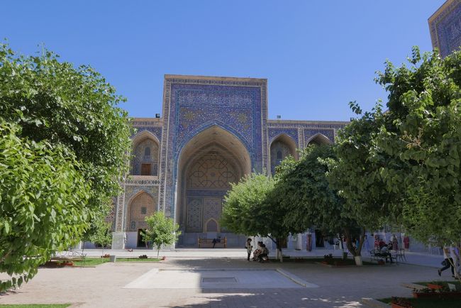 ウルグベク･マドラサの中庭。