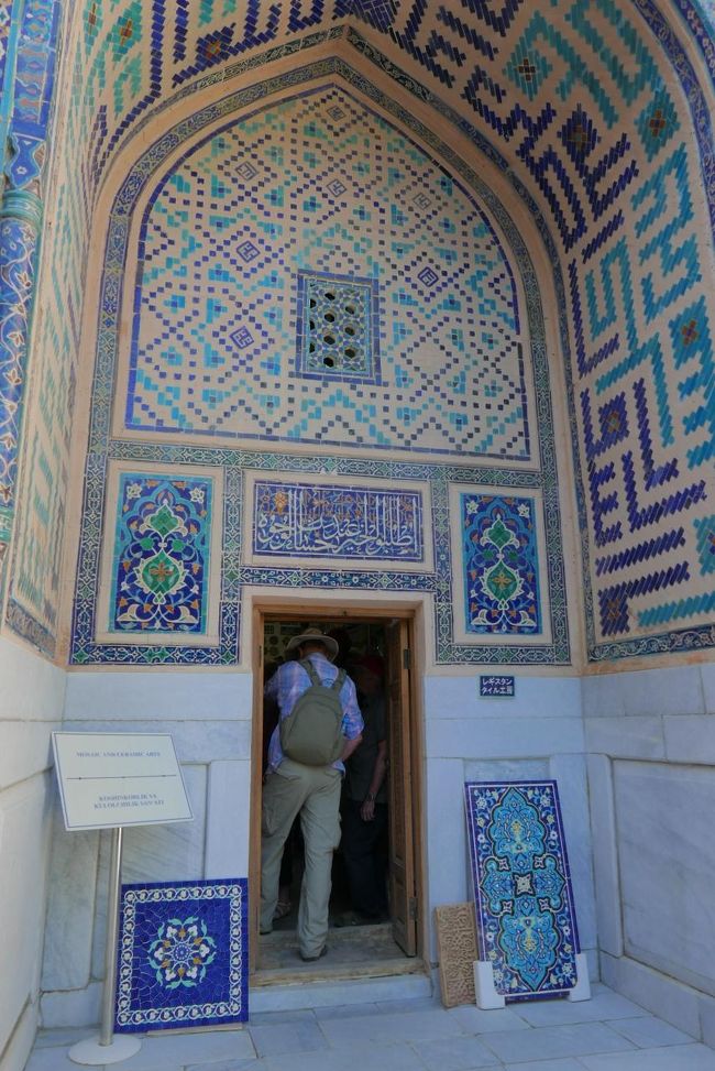 タイル工房でモザイクタイルの作成過程を見学しました。<br />入口に「レギスタンタイル工房」と日本語で書かれたタイルが貼ってありました。