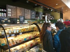 コーヒーが飲みたくなったので　ホテル隣のロシオ駅内のスタバへ。