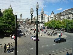 窓からはリベルダーデ広場が見えます。