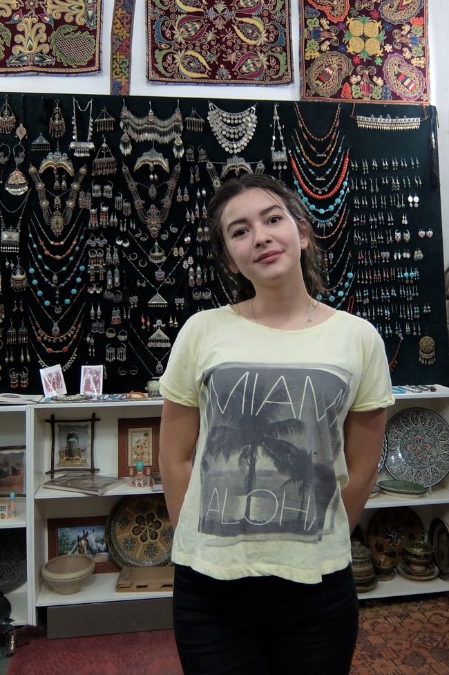 こちらのマドラサでも人妻に誘惑されて土産物店へ。<br />若く見えますが、小学生の子供がいます。<br />ウズベキスタンの女性は日本と違い結婚が早いそうです。