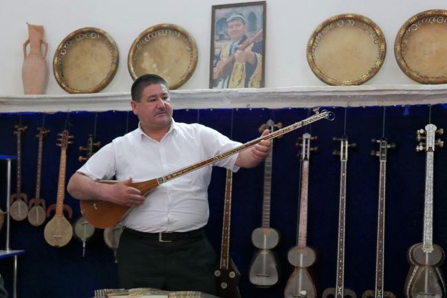 民族楽器の店がありました。