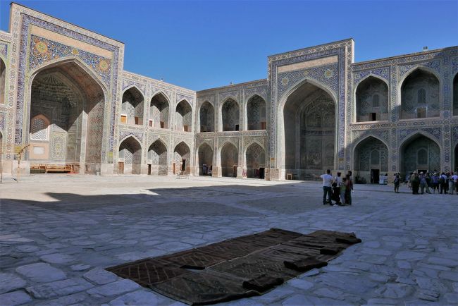 かつて神学校だったものが、今は土産物店が入る観光施設となっています。<br />石畳の上に古い布が広げられていました。