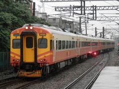 2日目は朝から樹林駅で台鉄を撮影。EMU300形。