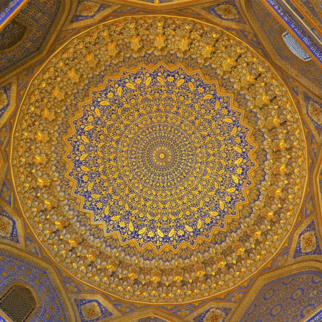 細かい遠近法で描かれた天井は奥行きがあるように見えますが、実際は平面です。