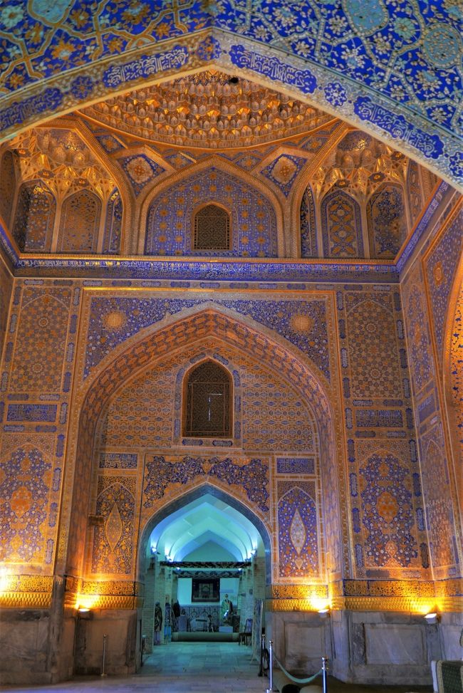 豪華絢爛なマドラサでした。