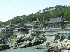 釜山にある珍しい海のお寺。

願いを一つ叶えてくれると有名。