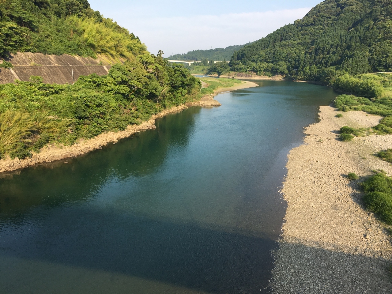 こちらが耳川の光景です。

戦国時代に豊後の大友氏と薩摩の島津氏が合戦を行った場所です。

多くの大友兵がここで命を落としたとのことですが、いまは静かに日向灘へと流れています。
