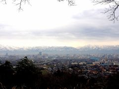 富山に泊まった翌日東京に帰る前に、
立山連峰がどうしても見たくて、呉羽山（くれはやま）公園展望台に行きました。