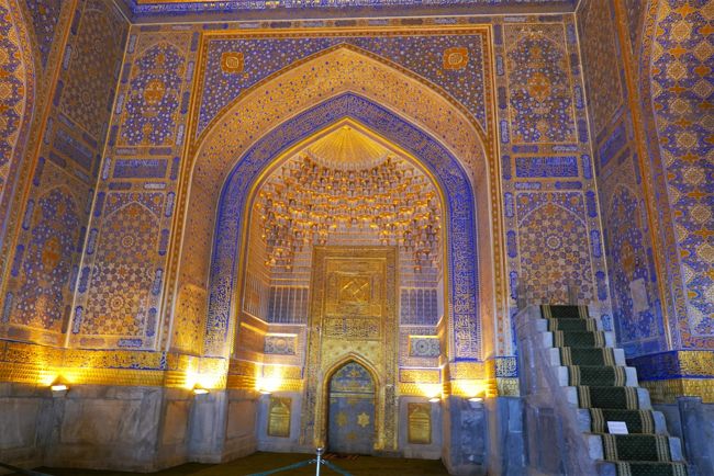 ティラカリとは「金で覆われた」という意味で、その名の通り何処も金ピカです。