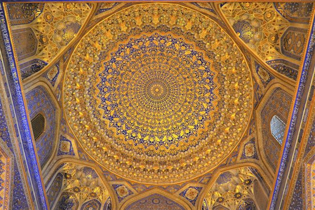 天井まで金ピカです。