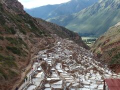 出た！山にへばりつく巨大塩田！
これは奇景といってよさそうです。

雨季には塩がなくて茶色いそうだから、雨季⇒乾季の変わり目の今でも
白い色がしっかり出ていて、良かった～