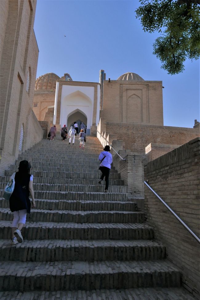 門の先に「天国への階段」と呼ばれる階段があり、行きと帰りの段数を数えて同じだったら天国に行けるのだそうです。<br />行きは数えて上ったのですが、帰りは痛風の痛さが気になって数えるのを忘れてしまいました。<br />地獄行き決定？