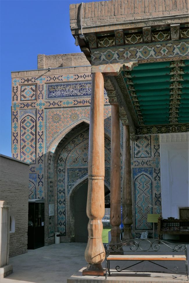 続いて、シャーヒズンダ廟群を観光。<br />アフラシャブの丘の南側の一角にある壮大な霊廟群。<br />ウルグベクの建てた門をくぐると、休憩所のような所がありました。<br />礼拝所として使われるのでしょうか。