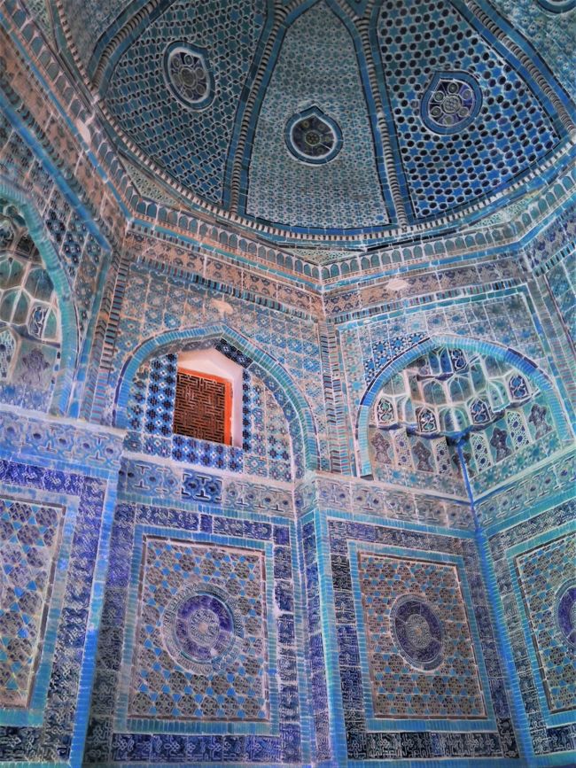 シャディ･ムリク廟の内部は青いタイルで覆われています。