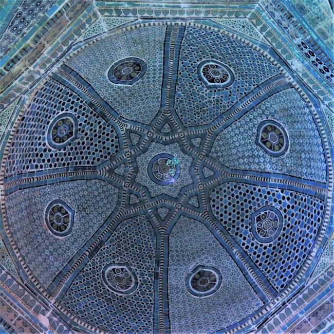 天井は天界を模したような美しいブルーの装飾です。