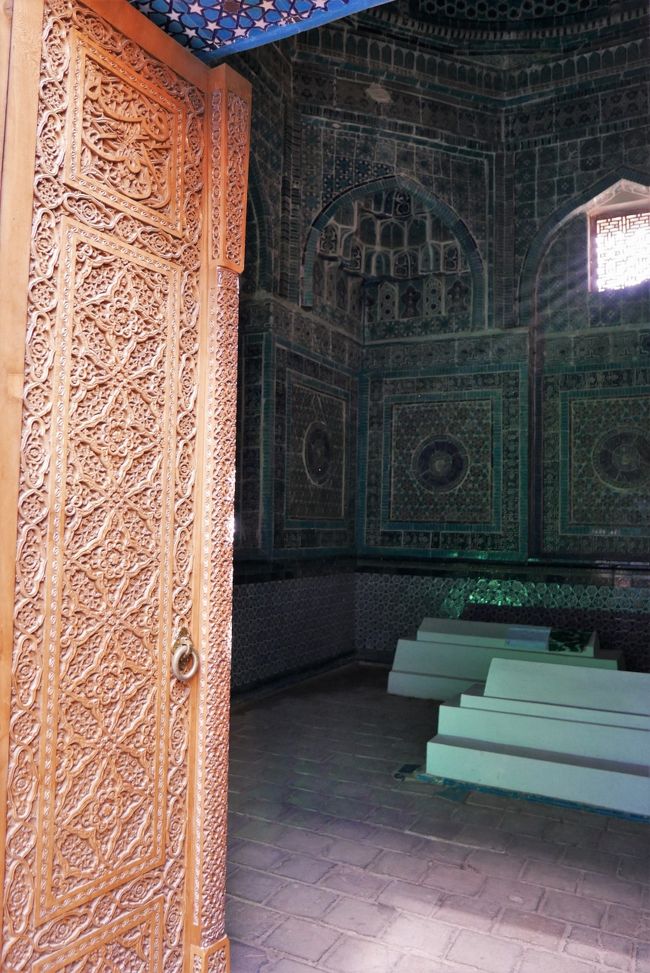 扉にも美しい装飾がなされています。<br />中には墓石が置かれています。