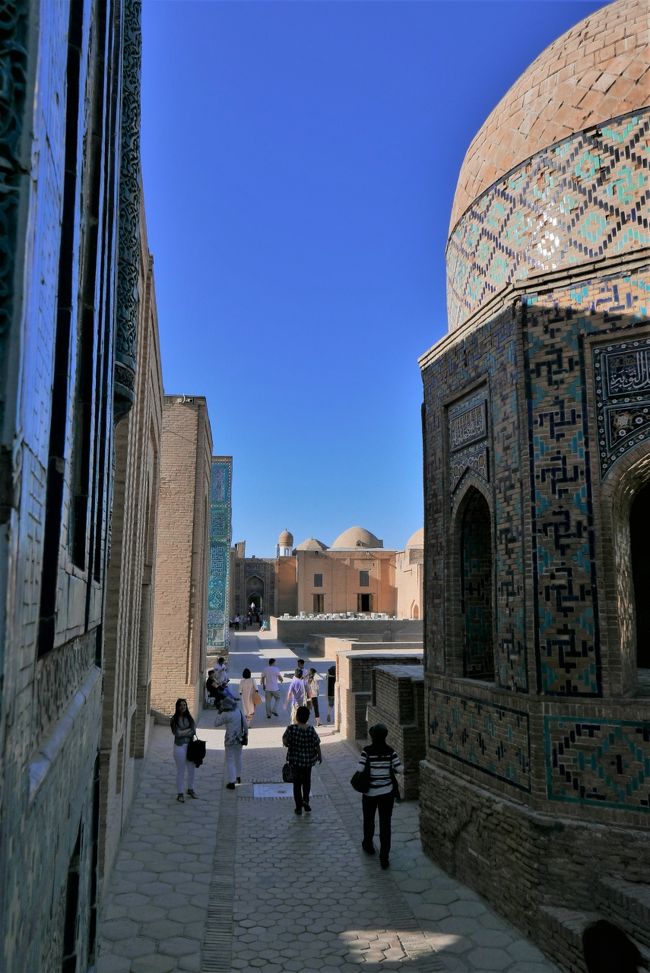 右に八角形の廟があります。<br />誰の廟なのかは不明です。