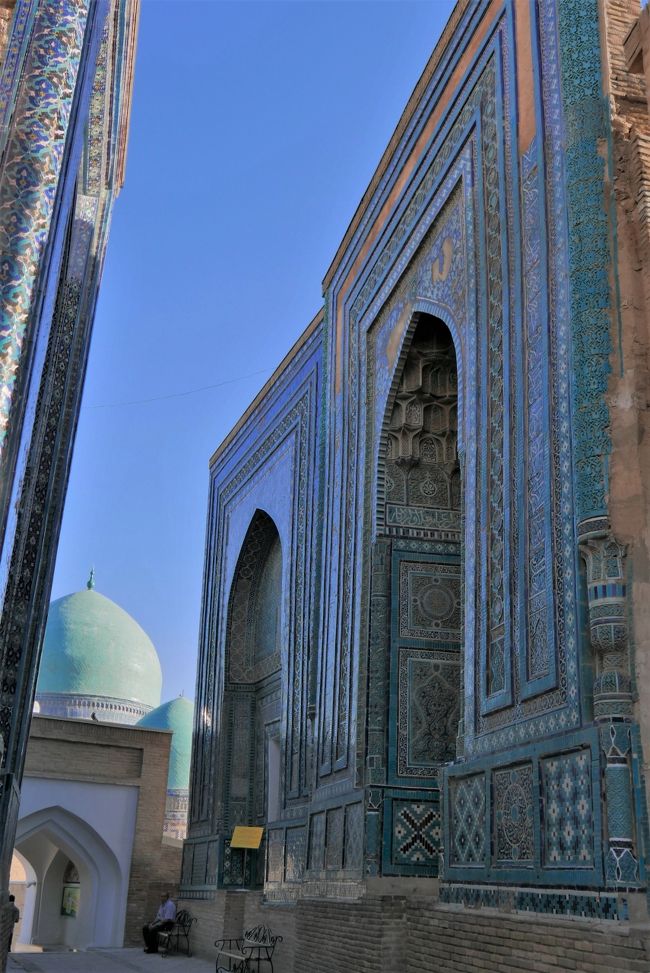 シャディ･ムリク廟、アミールソダ廟の前を通り「天国への階段」を痛風の疼きに耐えながら下りました。