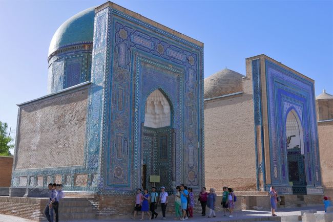 廟群は青を基調にした古いタイルで装飾されていますが、デザインや使われているタイルに個性が感じられます。