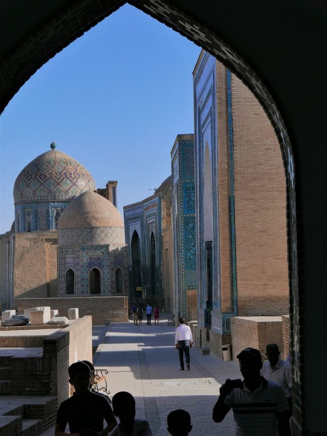 クサム･イブン･アッバース廟のゲートから眺める「死者の道」。