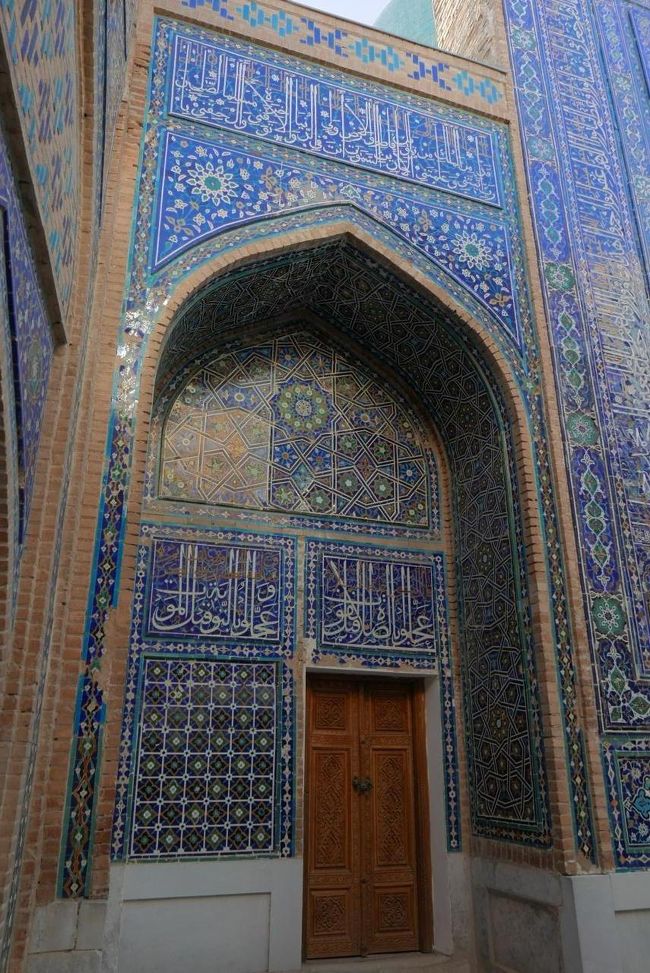 色々な幾何学模様やアラビア文字をデザインしたタイルで覆われています。