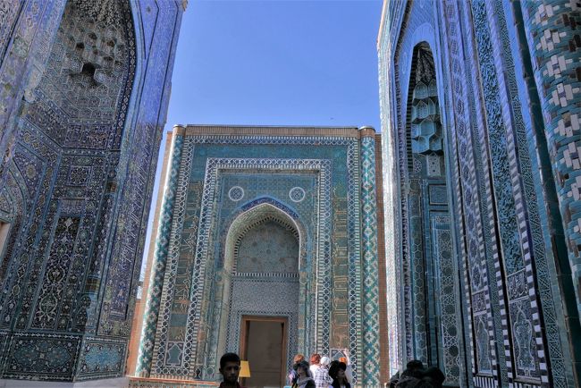 通りの突き当りにある３つの廟。<br />向かって左からトゥマン･アカ廟、フジャ･アフマッド廟、無名の廟。<br />