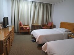 思ったよりも早く釜山へ到着。
空港からは頼んでおいた専用車でホテルへ
今回は、飛行機が安かった分大名旅行です。
今日の宿泊は、釜山観光ホテルです。
リニューアルされたばかりだったので部屋も綺麗です。