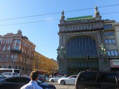 写真右側の建物は１９０３年に建てられたモデルン建築の代表作
「エリセーエフスキー」という高級食料品店。

ここで、しばしお買い物でーす♪