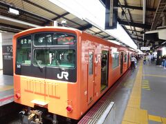 西九条駅から、桜島線（ＪＲゆめ咲線）の電車に乗る。

関東では絶滅した２０１系。私はこれしか走ってなかった中央線で長年通勤通学していたので、たぶん１万回くらいは乗ったことあると思うが、今となってはなつかしい。