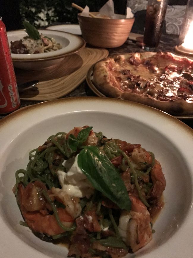 パスタとピッツアを食しました♡<br /><br />写真はないですが、ここにも流しのギター侍コンビが。<br />この方々は、さすがアヤナに現れるだけあって、日本人の好みに合わせたチョイスをしてくれました。<br />サザンのいとしのエリー、coldplayのyellowを弾いて、歌ってくれて、大満足ー♪