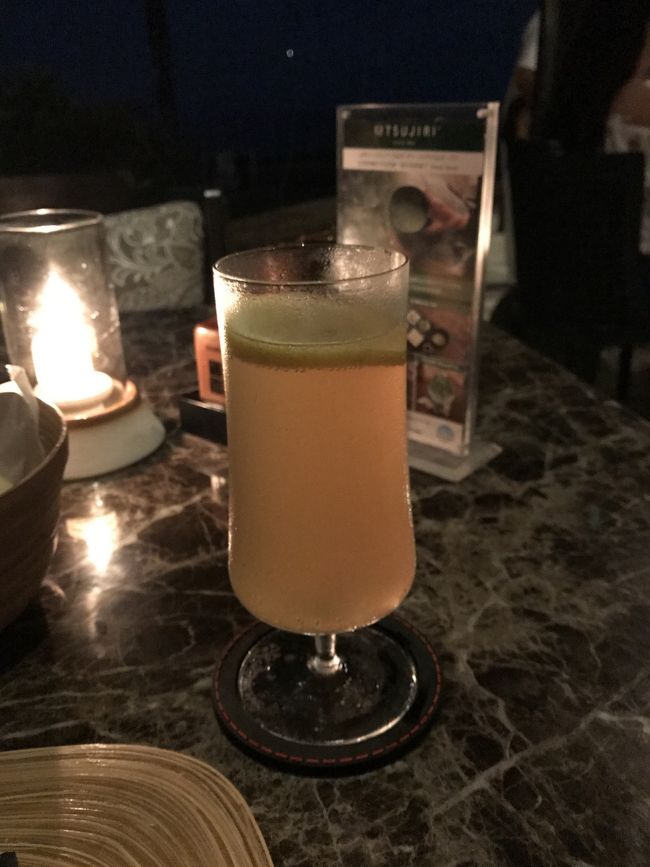 さて、私はプールが体質的に苦手らしく(心は大好きなのに)、夕陽をみながらひとしきりはしゃいだあとは部屋でダウンしてました。<br /><br />旦那が、「体が冷えたからかもしれないから、風呂を沸かしてやる」というので、バスタブに使ってゆっくりします。<br /><br />夜に復活し、サミサミというイタリアンが食べられるダイニングに。<br /><br />そこで飲んだ、レモンビール(ビンタンの一種？)が、めちゃめちゃめちゃ美味！税関での制限ギリギリまで買い込み、日本へ持って帰ることにw