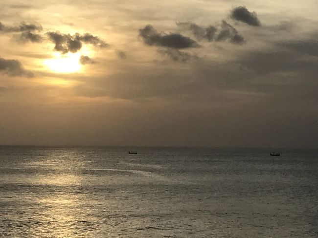 だんだん夕日が切なくなってくる...天国だなあ...<br /><br />ちなみに、ここは海水プールです。