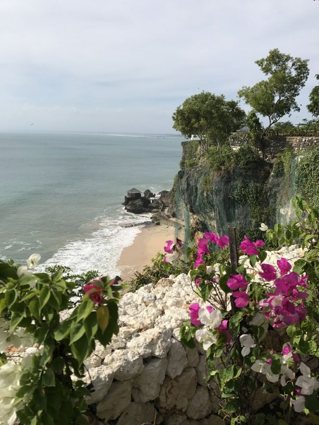 クブビーチ到着後に見える、スパオンザロック。<br />私がセレブなら、ぜひ行ってみたかった...！