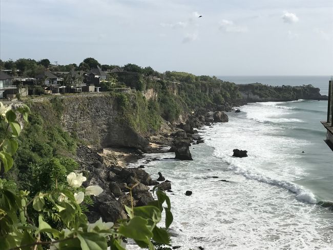 さて、プールでひとしきり遊んだあとは、アヤナのプライベートビーチである「クブビーチ」へ。<br /><br />はっきりと覚えてませんが、ものすごい階段があります。行きはヨイヨイ。