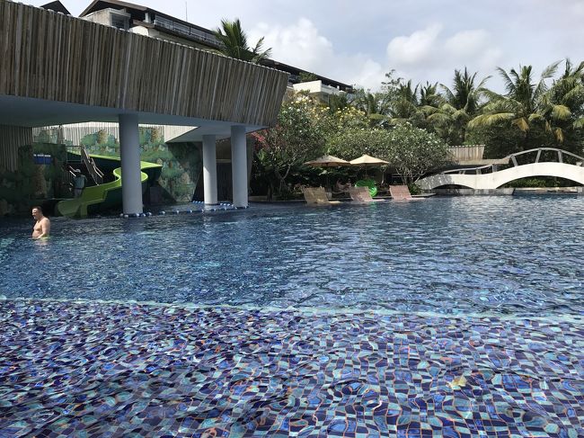 6日目は、アヤナの中を探索することに。<br />まず、敷地内を走るトラムに乗り、リンバへ。<br />もちろんトラムはタダで乗れます。<br /><br />リンバの中には、ウォータースライダーがありました！...が、キッズ専用でした！<br />また、プールバーがあって、お酒や軽食を食べることが可能。私はおなかを冷やすとダメなのでやめました。