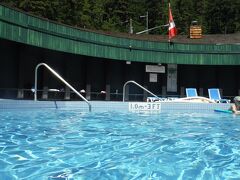 【第９位】
Nakusp Hot Springs

カナダで唯一の町営の日帰り温泉です。
ナカスプの町から山林道を登って行くと、森林の中にひっそりと円い建物があります。

【場所】ブリティッシュコロンビア州・Upper Arrow Lakeの東側、Nakuspの町の近く

【アクセス】★★★★

【露天風呂】円い形の温泉プールが１つだけですが、中が仕切られていて、それぞれの場所で温度の違います。

【湯質】硫黄、ソジウム、シリカ、カルシウム他
硫黄の匂いがしますが塩素消毒されています。
湯温は４３度と、カナダの温泉では熱めです。

【お勧め度】★★★
露天風呂からの景色は木しか見えないし、また、円い水色の温泉プールで、底も深いので、温泉情緒に掛けます。

湯温が高めなのは良いのですが、夏の昼間は日差しが強くて、暑過ぎてのぼせてしまい、ゆっくりと浸かれなかったので、違うシーズンだったら、また印象も違うのかも？とも思いました。

【関連旅行記】
アメリカ３州・カナダ２州、国境沿いドライブの旅２週間２０１６　４５、Nakuspにある町営温泉に寄ってからバーノンへ
http://4travel.jp/travelogue/11242563