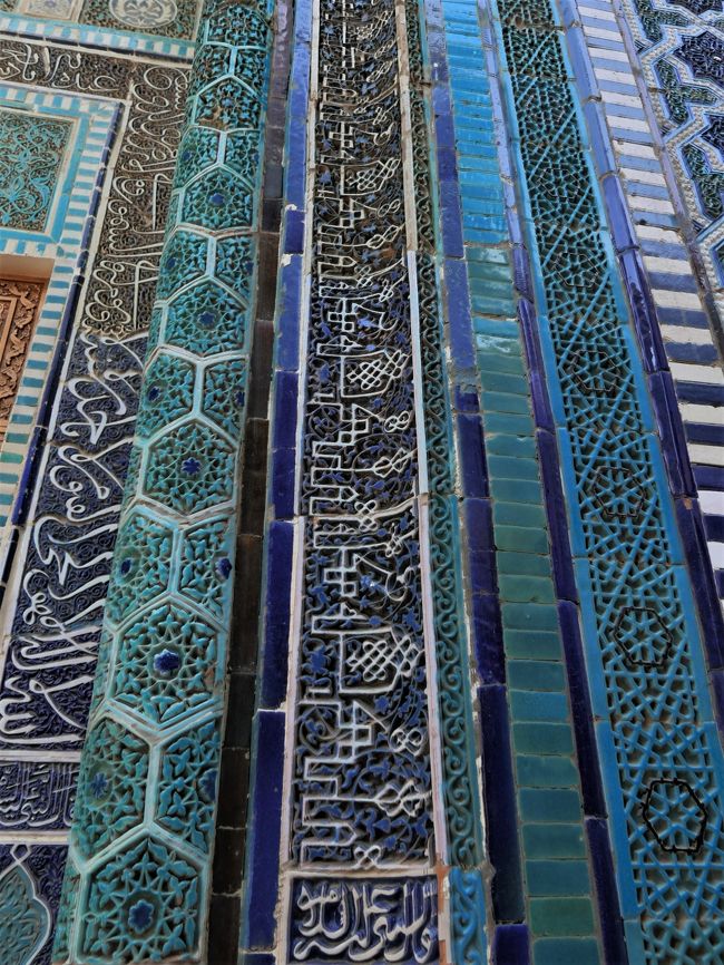 無名の廟の外壁タイル。