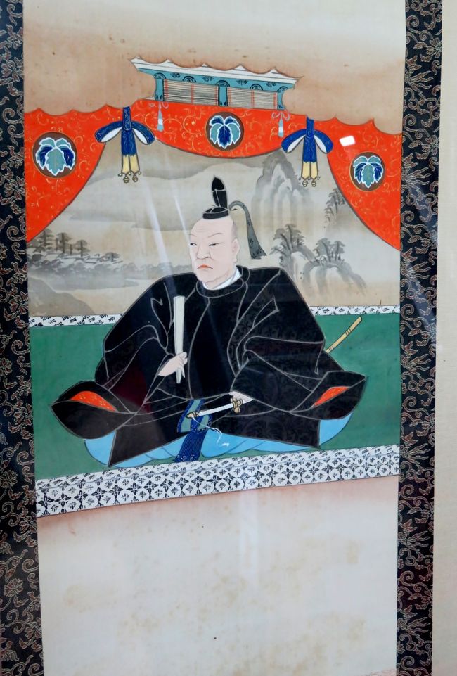 天守閣の展示室に掲示してあった、歴代藩主の肖像画の紹介です。初代藩主の藤堂高虎公の肖像です。この座像は、初代藩主の藤堂高虎公(1556～1630年)は、戦国時代から江戸時代初期にかけての武将で大名です。伊予今治藩主、後に伊勢津藩の初代藩主となりました。藤堂家宗家初代です。<br />