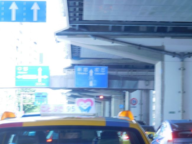 右の二車線びっちり渋滞で　左車線を走っていたら<br />首都高に乗り損ねました新宿までなら下の道でもいいやと