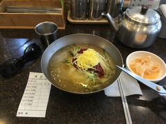 土城駅から地下鉄に乗って、今度は南浦洞へ移動。

お昼は、釜山の夏の名物・ミルミョン。

有名店「ハルメ カヤ ミルミョン」にやって来ました。

ハルメってのは韓国語で婆ちゃんという意味ね。

韓国でも一人ご飯が広まってきたためか、カウンター席もあって入りやすいお店です。

ほのかに辛いくらいであっさりしてて食べやすかったです。

小サイズで5,000ウォン。ごちそうさまでした。