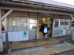 8:23　可児駅（かに）に着きました。（美濃太田駅から8分）

名鉄広見線（新可児駅）の乗換え駅でもあるため大勢の乗客が乗ってきました。（立つ人も多くなりました）