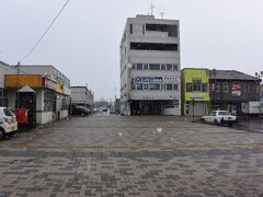 ＜森駅周辺＞
雪が強いままなので、早々に森駅に戻る。
森駅の名物いかめし。コカ・コーラの看板の柴田商店でも買えるが、キヨスクで購入した。