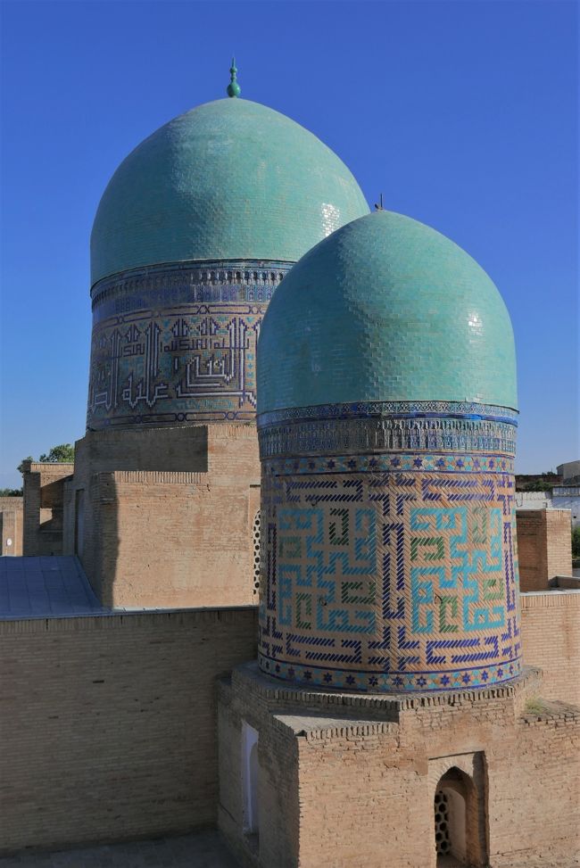 コシュ･グンバズ廟。<br />ウルグベクが建てた２つのドームをを持つ廟。