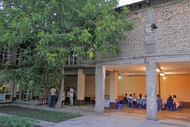 ホテルで少し休憩した後、夕食会場へバスで向かいました。<br />一般家庭での夕食です。<br />バスのドライバーさんの実家ということでした。