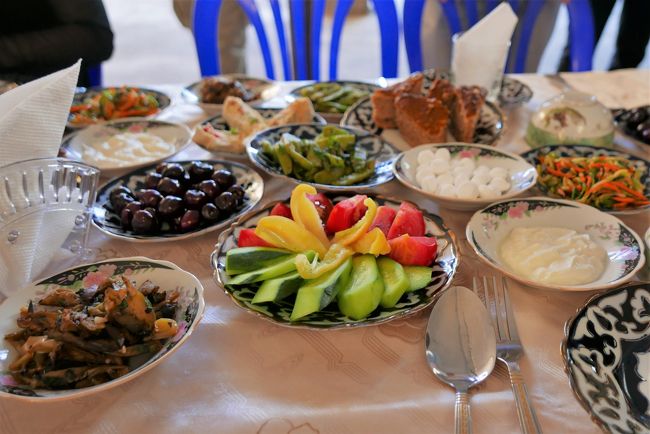 テーブルに美味しそうな料理が並びます。<br />ただ、屋外なのでハエがたかってきます。