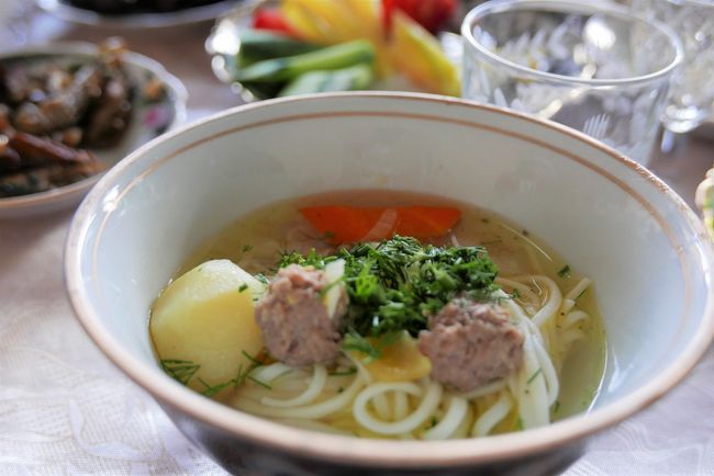 ラグマンを頂きます。<br />肉と野菜を煮込んだスープにツルツルの麺がよく合います。