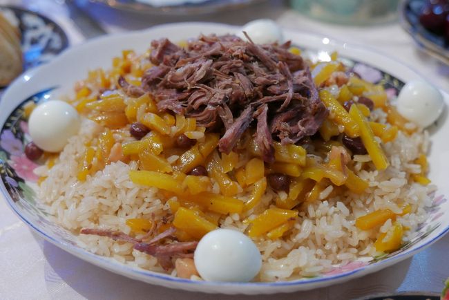 出来上がったウズベキスタンを代表する料理プロフ。<br />美味しいのですが、いろいろ食べた最後に出てきたので大量に残してしまい申し訳なかったです。