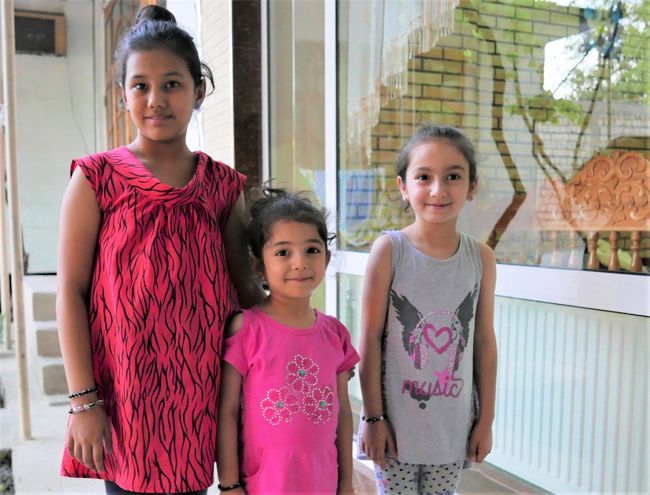 食事した家の娘さん達。<br />私が撮影をお願いしたら、３人揃って出てきてくれました。<br />この後、他の方たちも集まってきて、撮影会に。<br />一番下の子が見送りの際に「今日はどうもありがとございました」と日本語で挨拶してくれたのがとっても可愛いかったです。